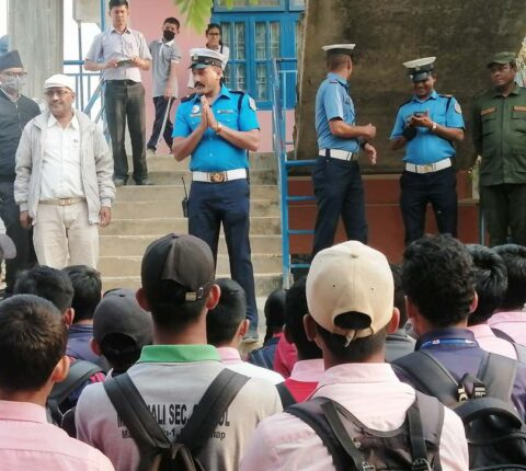 ट्राफिक नियम बारे जानकारी सहित विद्यार्थीलाई सडकमा हिड्न सिकाउदै ट्राफिक प्रहरी