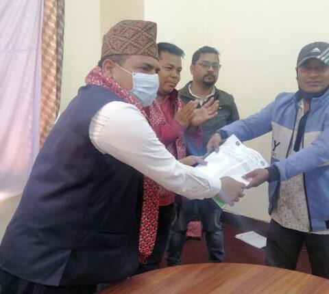उपभोक्ता समुहलाई सामुदायिक वन कार्ययोजना हस्तान्तरण