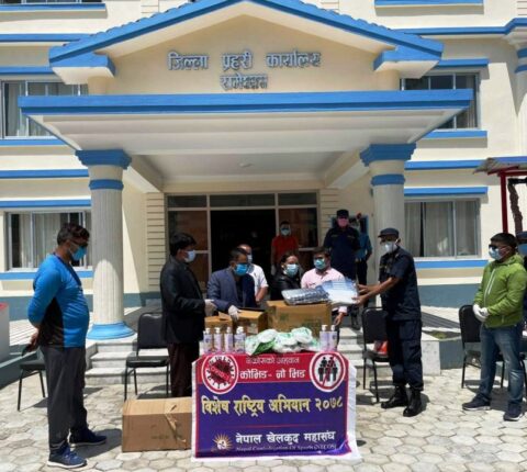 जिल्ला प्रहरी कार्यालय रामेछापलाई खेलकुद महासंघको स्वास्थ्य सामाग्री सहयोग
