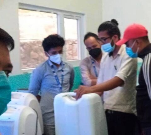 प्राथमिक स्वास्थ्य केन्द्र मन्थलीमा बिग्रिएर थन्किएका उपकरण मर्मत