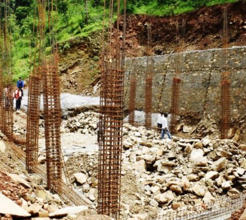 रामेछापमा गुणस्तरहीन बन्दै भूकम्पले भत्कीएका स्वास्थ्य चौकी भवन