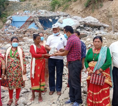 विपत्तिमा परेका सदस्यलाई साहारा वचत तथा ऋण सहकारीद्धारा आर्थिक सहयोग