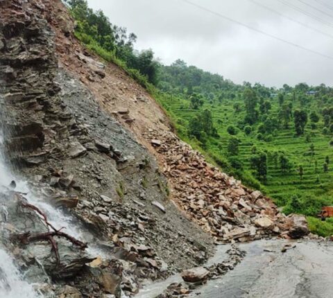 रामेछापका विभिन्न स्थानमा सडक अबरुद्ध, खाँडादेवी गाउँपालिकामा तीन घर जोखिममा