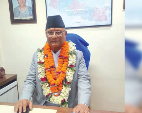 देउवासमक्ष नवनियुक्त उद्योग मन्त्री हमालले राजीनामा बुझाउँदै