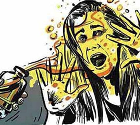 सोलुखुम्बुमा बुबाले छ्यापेको एसिडबाट छोराछोरी घाइते
