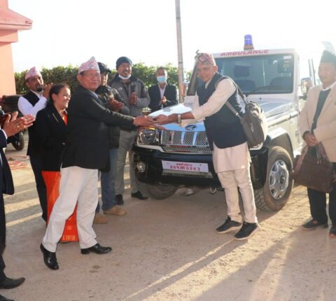 रामेछाप नगरपालिकाको दुई वटा वडालाई एम्बुलेन्स हस्तान्तरण