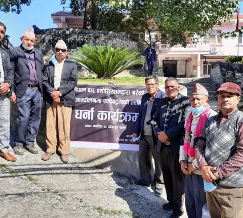 जिल्ला अदालत रामेछापमा प्रधानन्यायाधीशको विरुद्धमा धर्ना