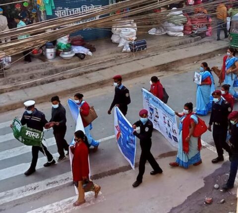 कोभिड नियन्त्रणको लागि मन्थली बजारमा माक्स अभियान