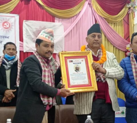 रामेछाप–काठमाडौँ सम्पर्क मञ्चद्धारा केन्द्रीय सदस्यहरु सम्मानित