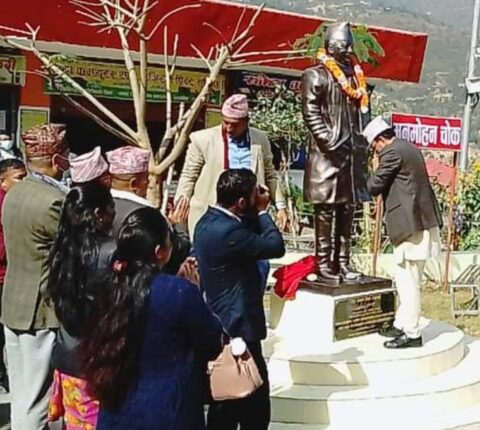 मन्थलीमा प्रथम कम्युनिष्ट प्रधानमन्त्रीको प्रतिमा अनावरण