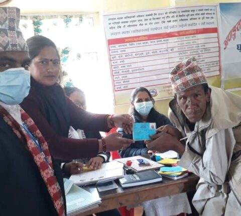 वडा वडामा अपाङ्गता परिचयपत्र वितरण गर्दै उमाकुण्ड गाउँपालिका