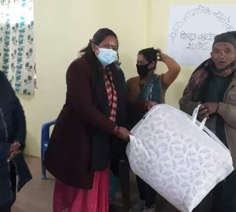 ज्येष्ठ र अपाङ्गता भएका नागरिकलाई न्यानो कपडा वितरण