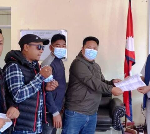 प्रधानमन्त्रीलाई रामेछाप जिल्ला नेपाल निर्माण व्यवसायी संघको ज्ञापनपत्र