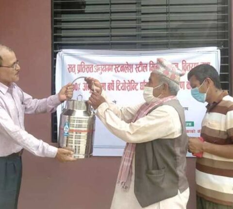 किसानलाई अनुदानमा घाँसको बिउ र मिल्क क्यान वितरण