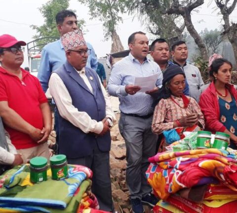 रजयछापका आगलागी पीडितलाई रामेछाप एमालेको ६ लाख रुपैँया बराबरको सहयोग
