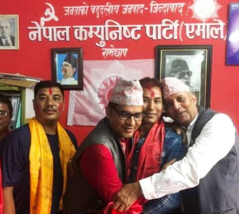 मन्थली नगरपालिका १ का वडाध्यक्ष नारायणदास श्रेष्ठ एमाले प्रवेश