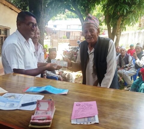 मन्थली नगरपालिका–८ चिसापानीमा टोल टोलमै सामाजिक सुरक्षा भत्ता