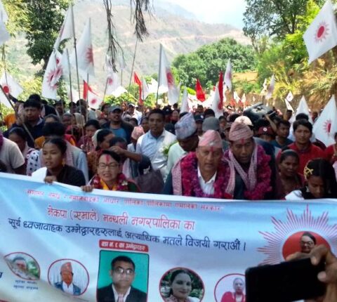 एमाले मन्थली नगरका मेयर उम्मेदवार लब श्रेष्ठको गाउँ चिसापानीमा बृहत चुनावी सभा