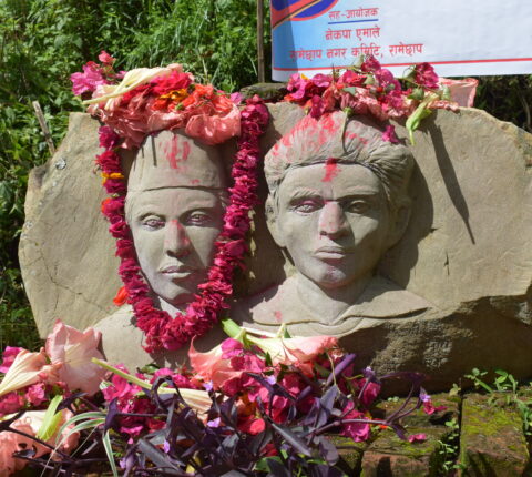कम्युनिष्ट पार्टीलाई गिज्याउदै रामेछापको भंगेरीमा पुष्पलाल श्रेष्ठको सालिक