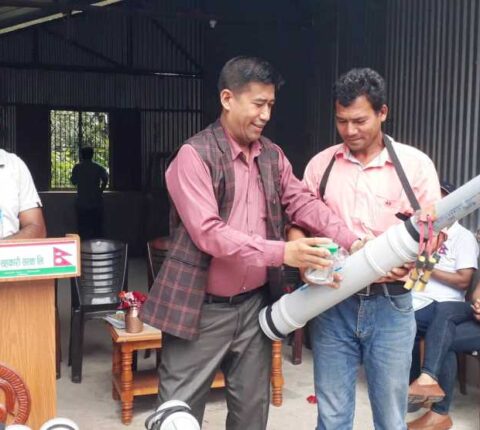 चिसापानीका किसानलाई बाँदर धपाउने बन्दुक वितरण