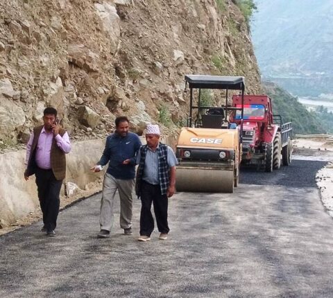 मन्थली नगरपालिका प्रमुख श्रेष्ठको एक्सन : गुणस्तरहीन सडकको काम रोकियो