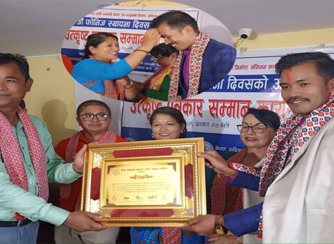 तामाकोसी अनलाइनका कार्यकारी सम्पादक श्रेष्ठ उत्कृष्ट पत्रकारीता पुरस्कारबाट सम्मानित