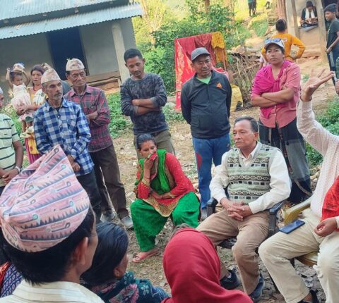 एमालेका उम्मेदवार ढुङ्गेल र पौडेल साँघुटार र हिमगंगाका मतदातासँग