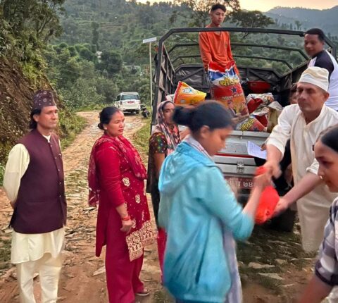 खाँडादेवी–६ का दलित समुदायलाई वडा कार्यालयले दियो दशैँ मान्न खाद्यान्न