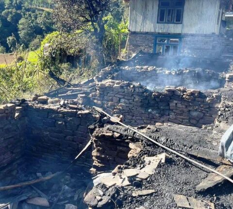 रामेछापको बाम्तीमा विद्युत् लाइन सट हुँदा एक घर जलेर नष्ट