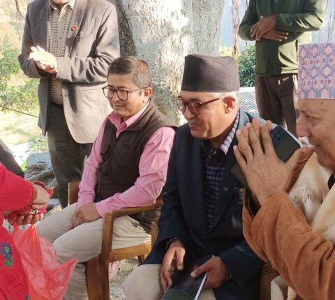 मतदातासँग भोट माग्न घर दैलो अभियानमा उम्मेदवार