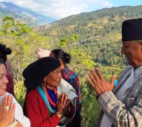 आफ्नो पक्षमा मत माग्न गाउँगाउँमा पुगे उम्मेदवार