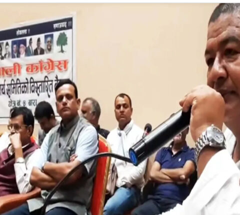 चुनाव हा’र्ने डरले कांग्रेस कार्यकर्तालाई फकाउँदै किसान श्रेष्ठ