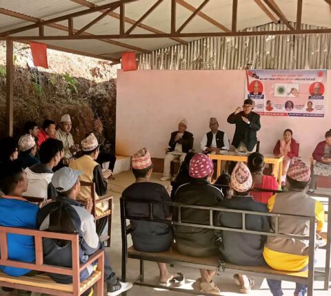 रामेछाप नगरपालिकाको रामपुर र ओख्रेनीका मतदाताहरूसँग शान्ति प्रसाद पौडेल