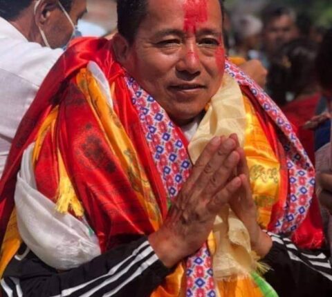 मतदातालाई कान्छारामको आश्वासन : हेलिकोप्टरमा लगेर उपचार गरिदिन्छु, भोट मलाई दिनुस्