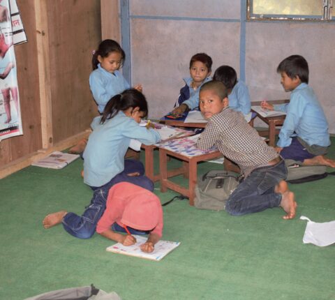 मन्थली नगरपालिकाको एक विद्यालय : जहाँ पढाउन भन्दा पनि विद्यार्थी जोगाउनै चुनौती
