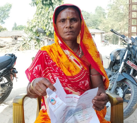 वडाध्यक्षले च्यातिदिए सेवाग्राही एकल महिलाको सिफारिसपत्र