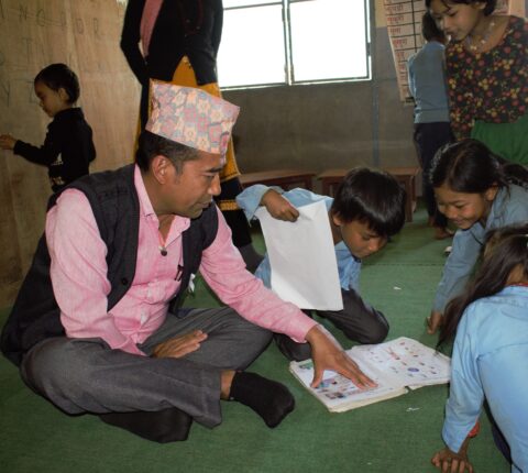 शैक्षिक अवस्था बुझ्न मन्थली नगरपालिका प्रमुख लव श्रेष्ठ कक्षा कोठामा