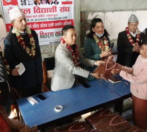 मन्थली माविका तीन सय विद्यार्थीलाई सुइटर वितरण