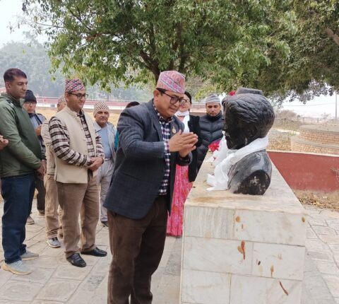 तीन लालको सालिकमा पुष्प गुच्छा अर्पण गरी शहीदको सम्झना