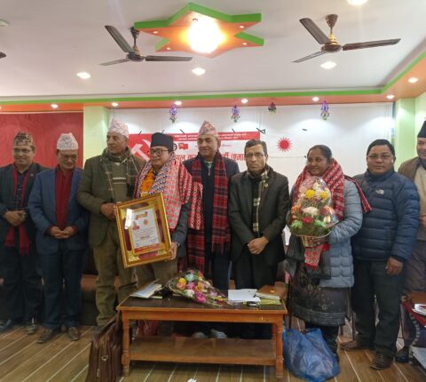एमाले रामेछापद्धारा बागमती प्रदेश सभा सदस्य श्रेष्ठ र कार्कीलाई सम्मान