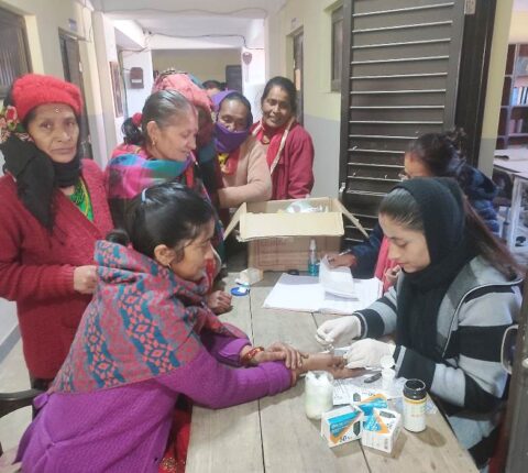 मन्थली नगरपालिकाको प्रयोगशाला सेवा सहित निःशुल्क स्वास्थ्य शिविर