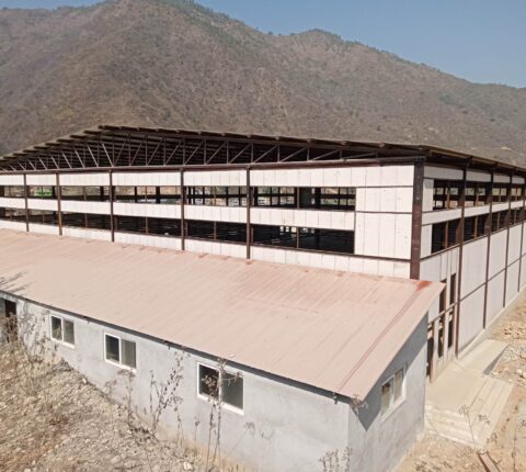 मन्थलीमा निर्माणाधिन बहुउद्देश्यीय कभर्डहल : २ करोड ८५ लाखको काम जम्मा ८५ लाखमा ठेक्का, कुर्चीमा कुरा नमिल्दा अलपत्र