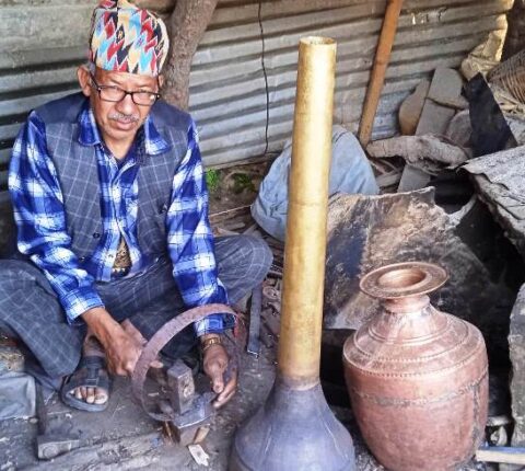 देवबहादुरको आरन पेसाबाट फेरिएको जीवन : मासिक ५० हजार आम्दानी