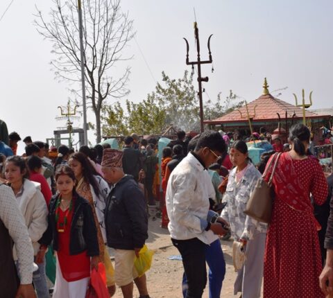 महाशिवरात्रिमा रामेछापको थानापति महादेव मन्दिरमा भक्तजनको भिड