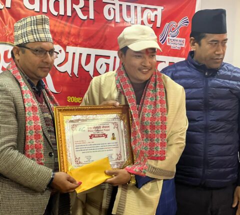 तामाकोसी अनलाइनका प्रधान सम्पादक घिसिङलाई प्रेस चौतारी रामेछाप विशेष पत्रकारिता पुरस्कार