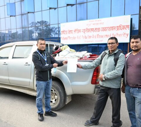 मन्थली नगरपालिकालाई आगलागी तथा डढेलो नियन्त्रण गर्ने उपकरण प्रदान