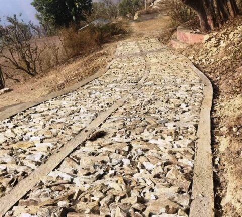 खाँडादेवी गाउँपालिकामा सडक निर्माणमा नयाँ प्रविधिको प्रयोग