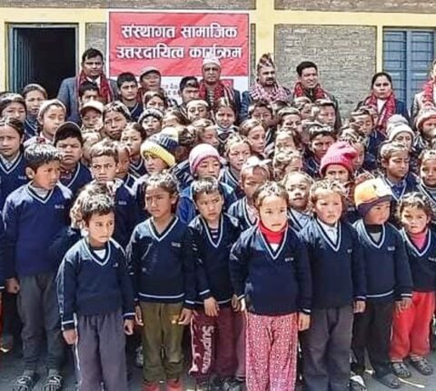 चण्डेश्वरी माविका विद्यार्थीलाई स्विटर वितरण