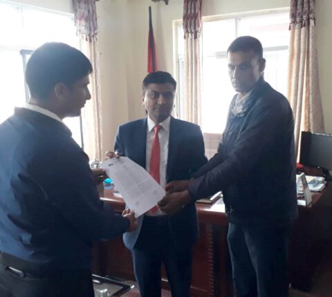 रामेछाप कांग्रेसका सचिवले प्रमुख प्रशासकीय अधिकृतलाई मोसो दल्ने धम्की दिएको भन्दै कर्मचारी संगठनको आपत्ति