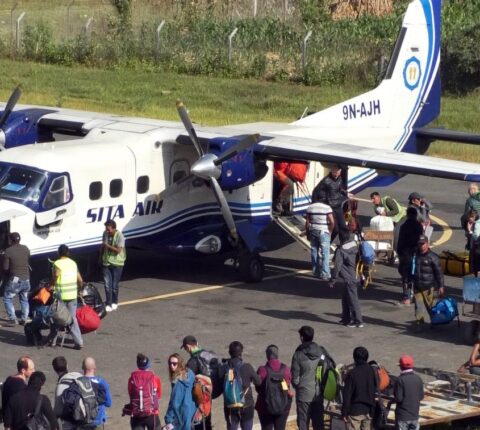 मन्थली विमान स्थल पर्यटकले भरिभराउ, बढ्न सकेन मन्थलीको व्यापार